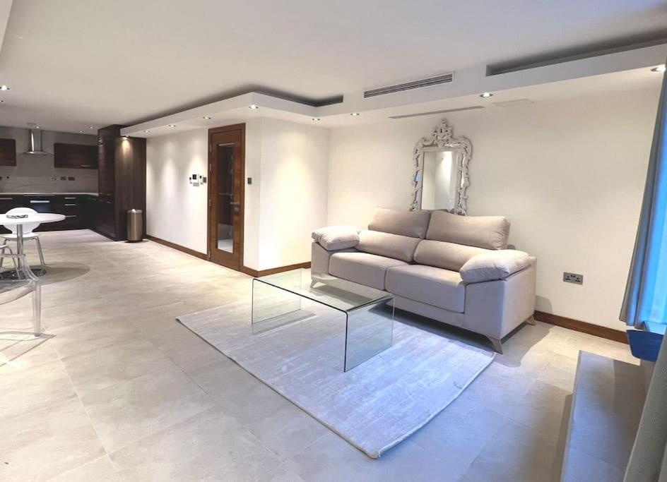Luxury 2 bedroom 2 bathroom penthouse 1 min from tube 20 mins to central london - Housity