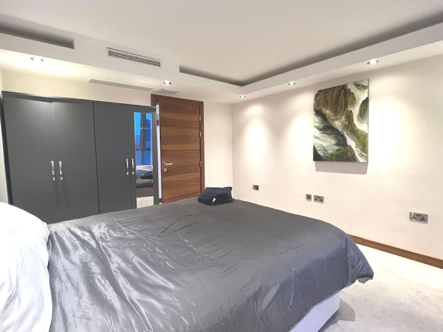 Luxury 2 bedroom 2 bathroom penthouse 1 min from tube 20 mins to central london - Housity