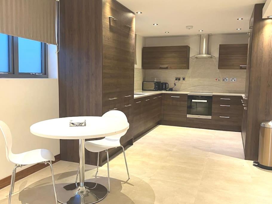Luxury 2 bedroom 2 bathroom penthouse 1 min from tube 20 mins to central london - Housity
