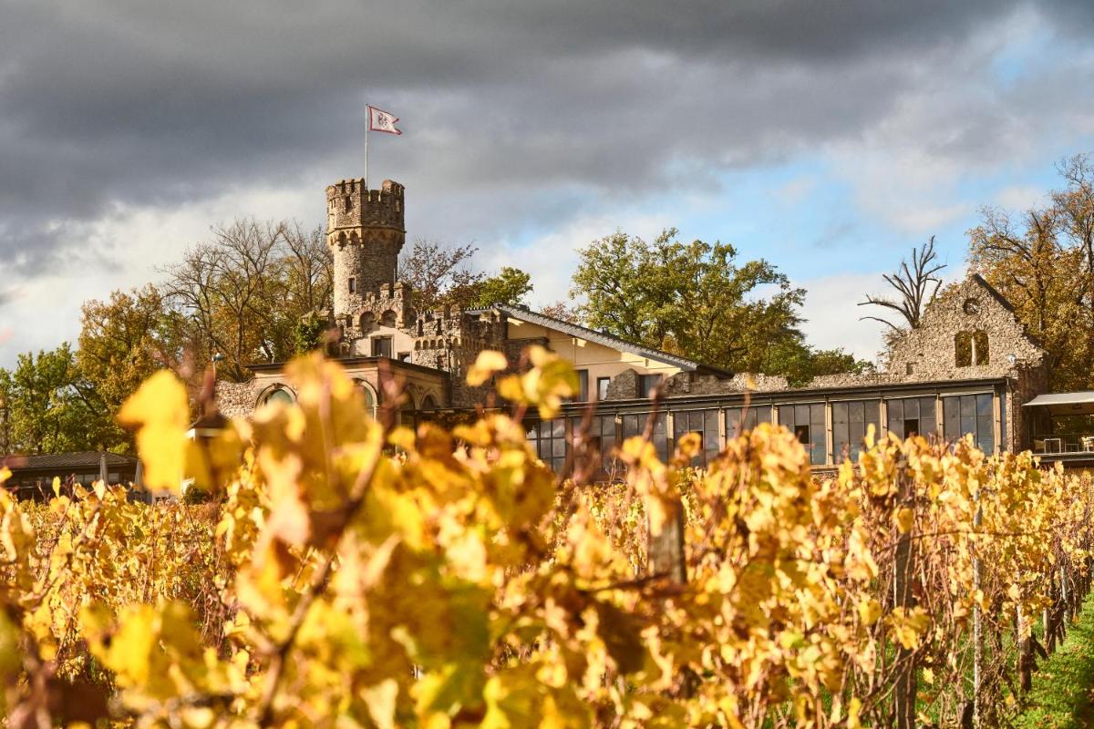 Ein Garten an der Unterkunft Relais & Châteaux Hotel Burg Schwarzenstein