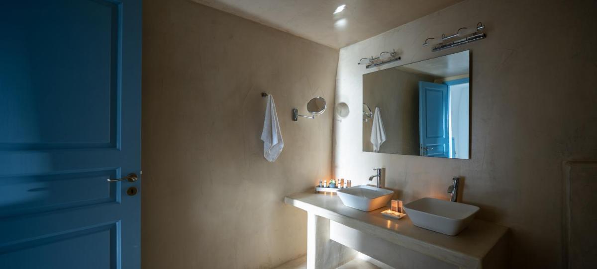 Pantelia Suites - Housity