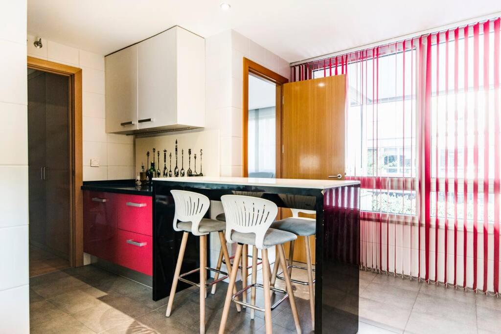 Luxury house with patio, garden and private pool. - Housity