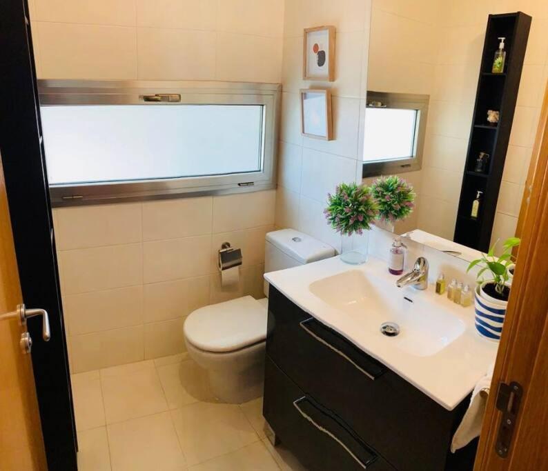 Luxury house with patio, garden and private pool. - Housity