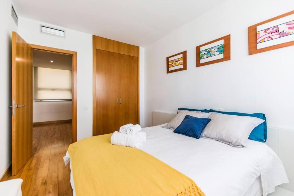 Luxury house with patio, garden and private pool. - Housity