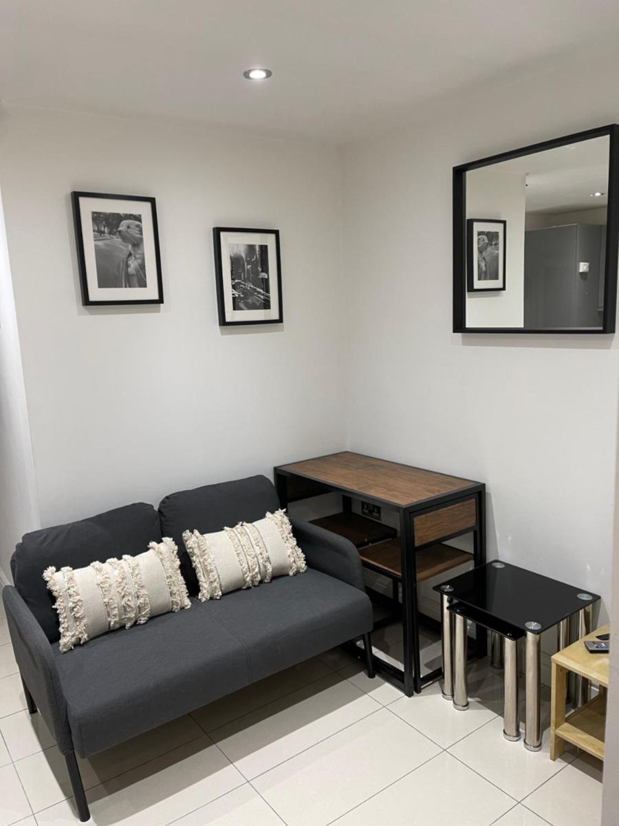 Modern 1 Bedroom Holiday Apartment in Southminster - Housity