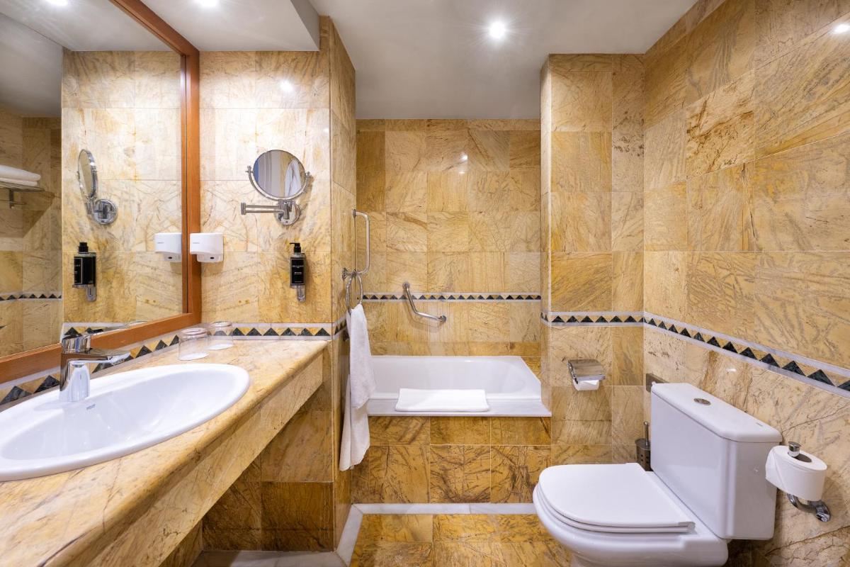 Un baño de La Cala Resort