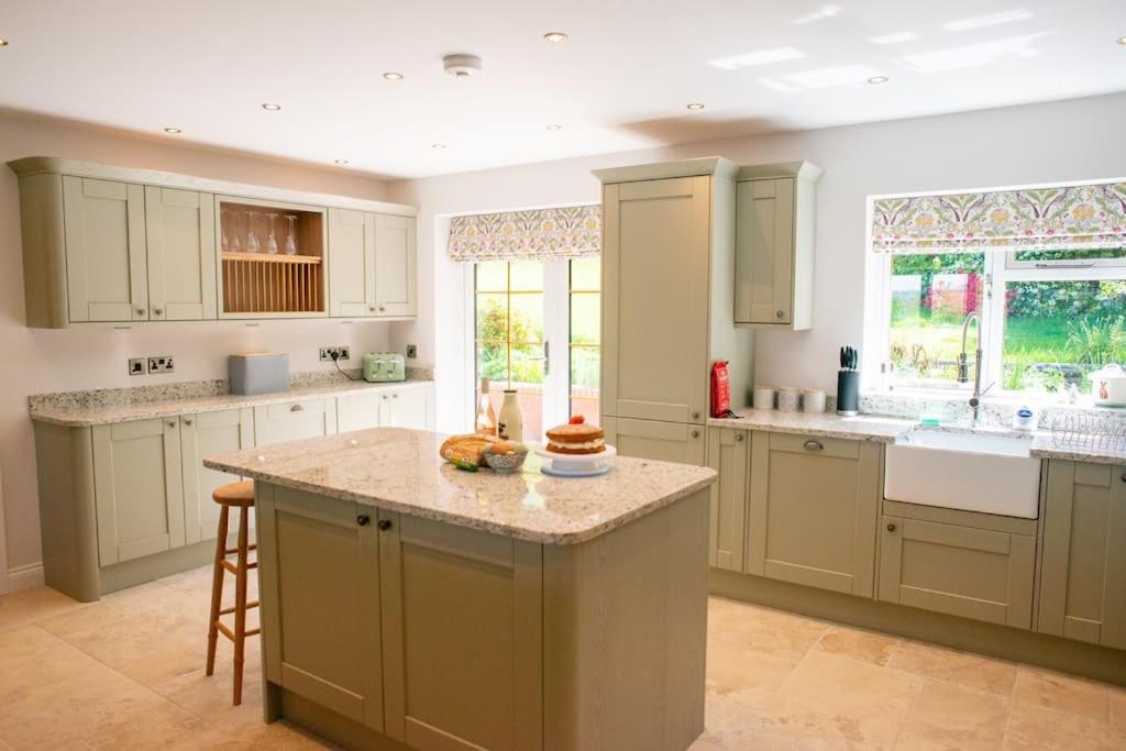 Country Crabtree Bungalow with large wild garden - Housity