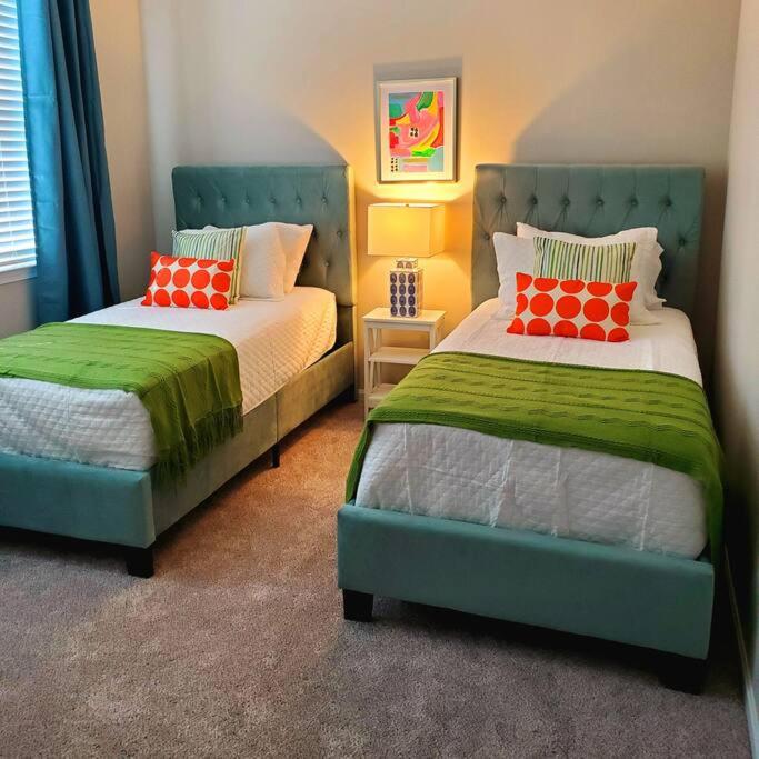 Cheerful 4 bedroom house at The Olive Branch. - Housity