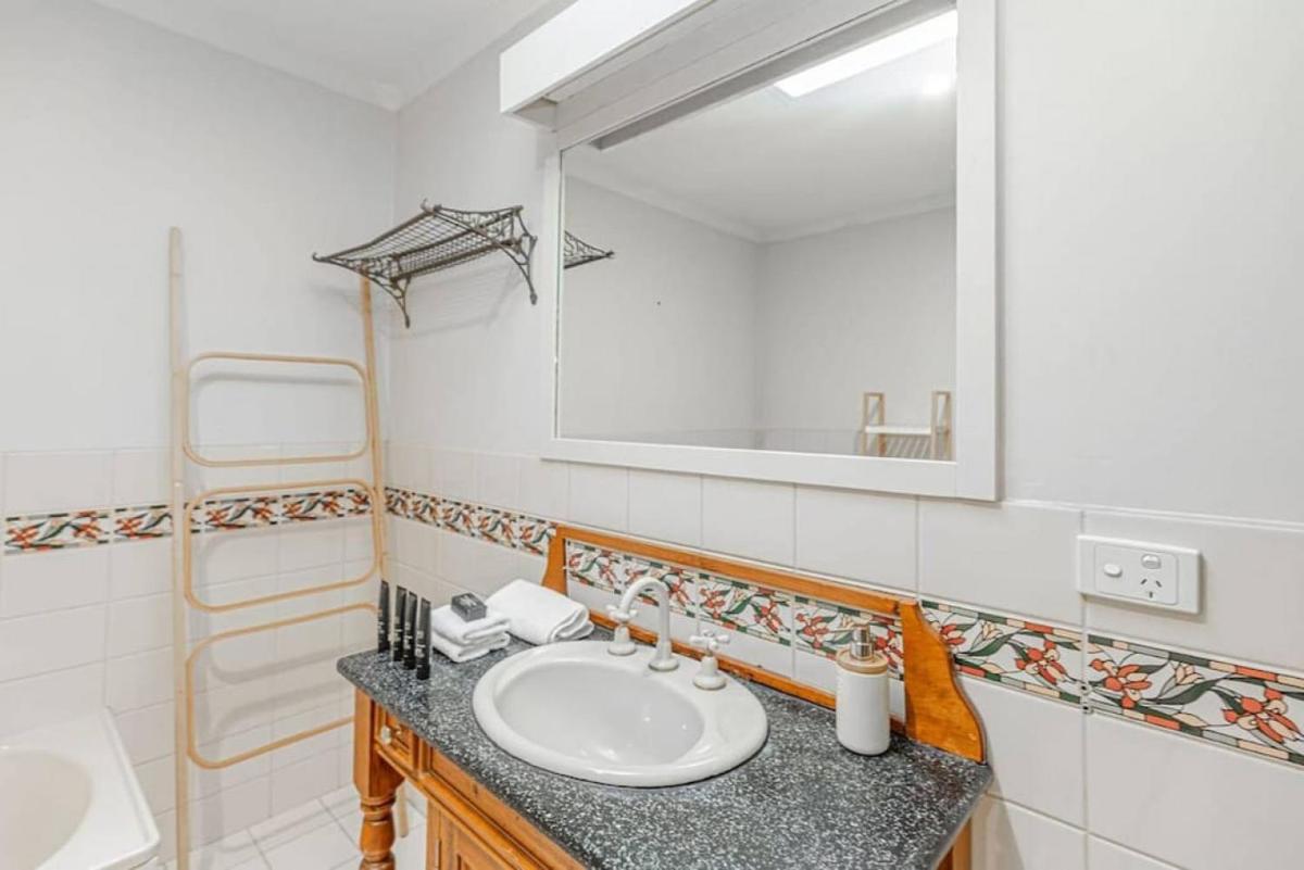 Tranquil 4 Bedroom Cottage in Olinda - Housity