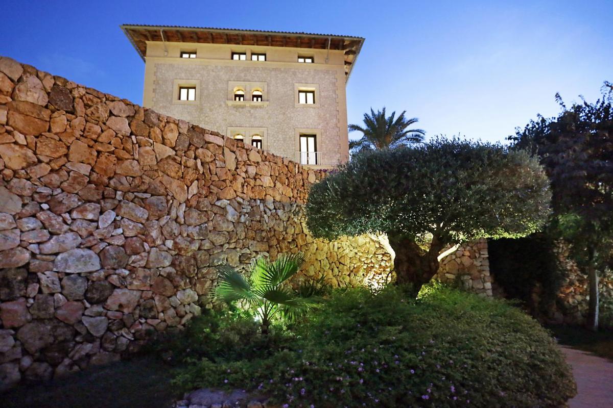 Jardín al aire libre en Hospes Maricel y Spa, Palma de Mallorca, a Member of Design Hotels