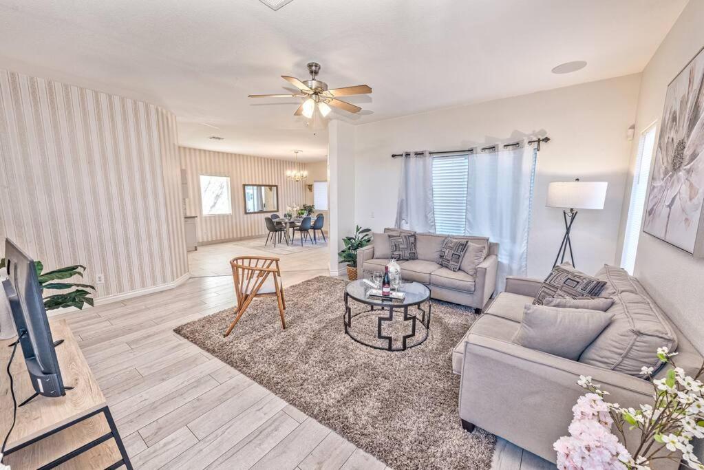 Magic Palace - Luxe 4BR House w/ heated pool & Spa - Housity