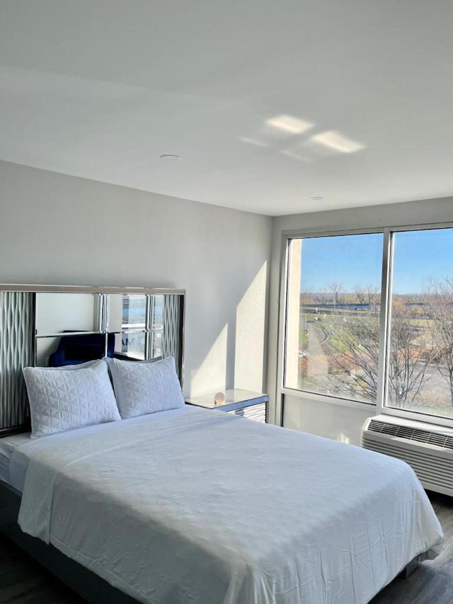 Queen of Charm Luxury Suite Downtown Hartford Location!Location!Location! - Housity