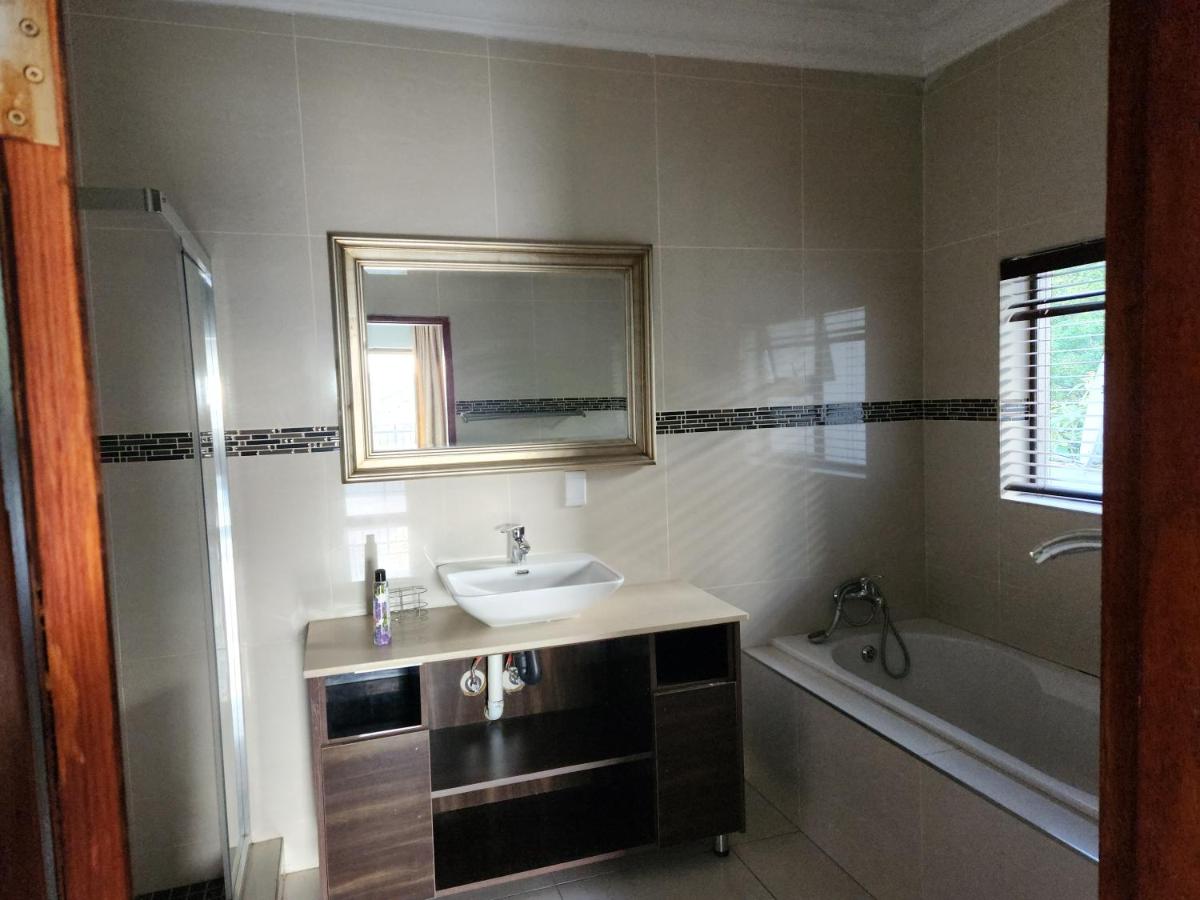 Bryanston Drive Elegant Guesthouse & Boardroom Facilities - Housity