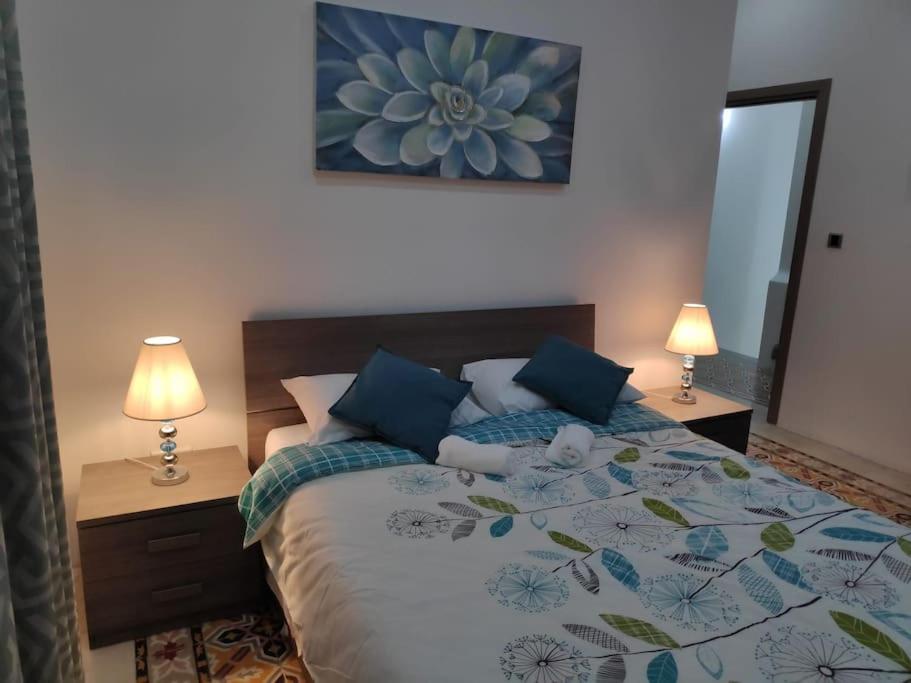Cheerful 3 bedroom town house with garage free parking inside or outside with back yard and roof - Housity
