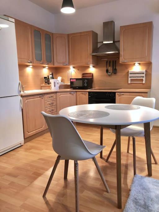Modern & cozy apartment near hockey & football arena - Housity