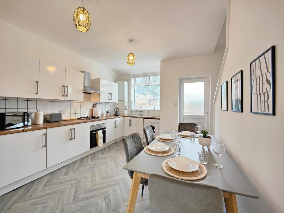 Stott House - Bright Spacious Townhouse 15 Minutes to Central Manchester With Free Parking - Housity
