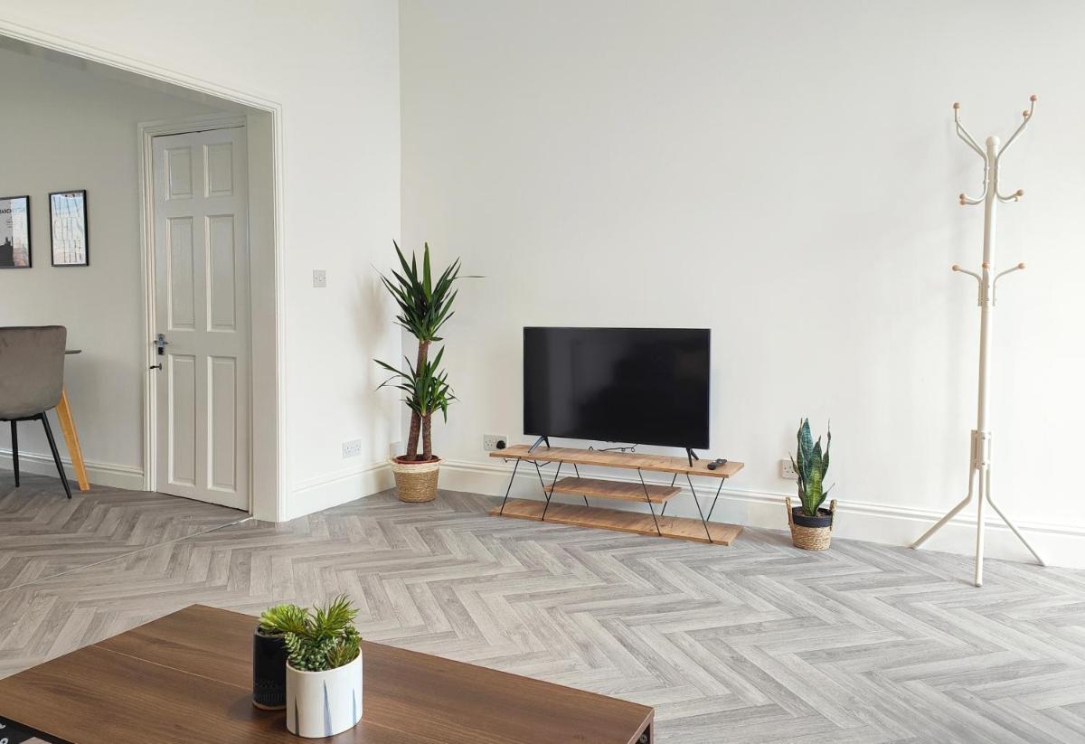Stott House - Bright Spacious Townhouse 15 Minutes to Central Manchester With Free Parking - Housity