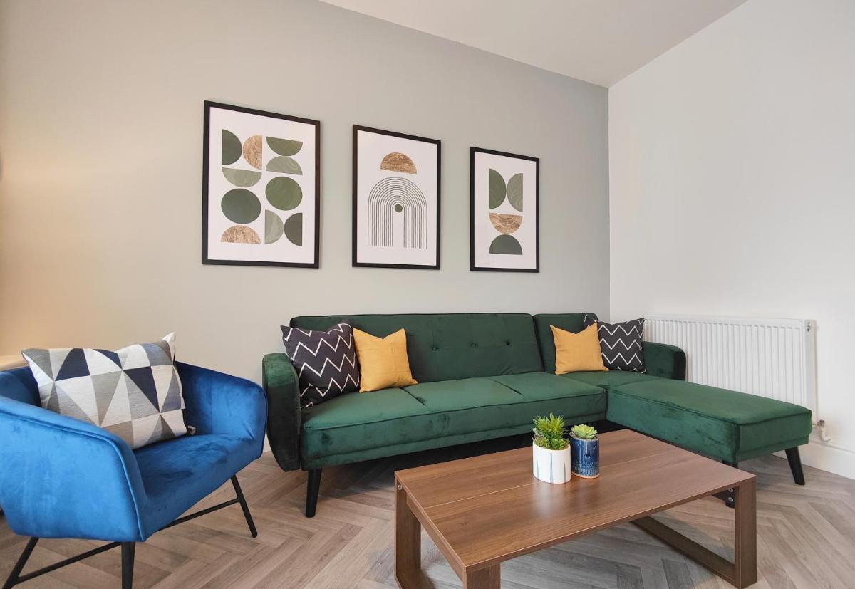 Stott House - Bright Spacious Townhouse 15 Minutes to Central Manchester With Free Parking - Housity