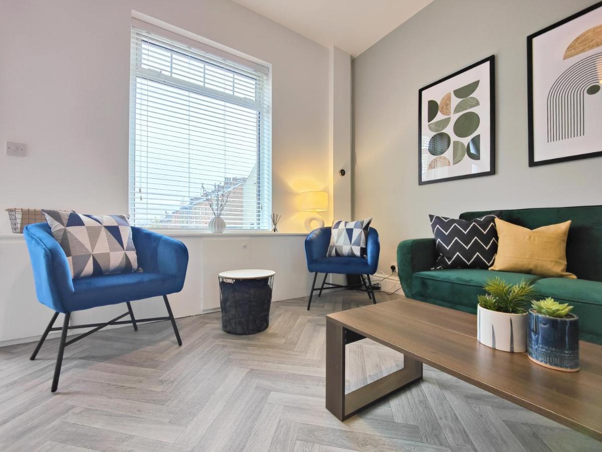 Stott House - Bright Spacious Townhouse 15 Minutes to Central Manchester With Free Parking - Housity