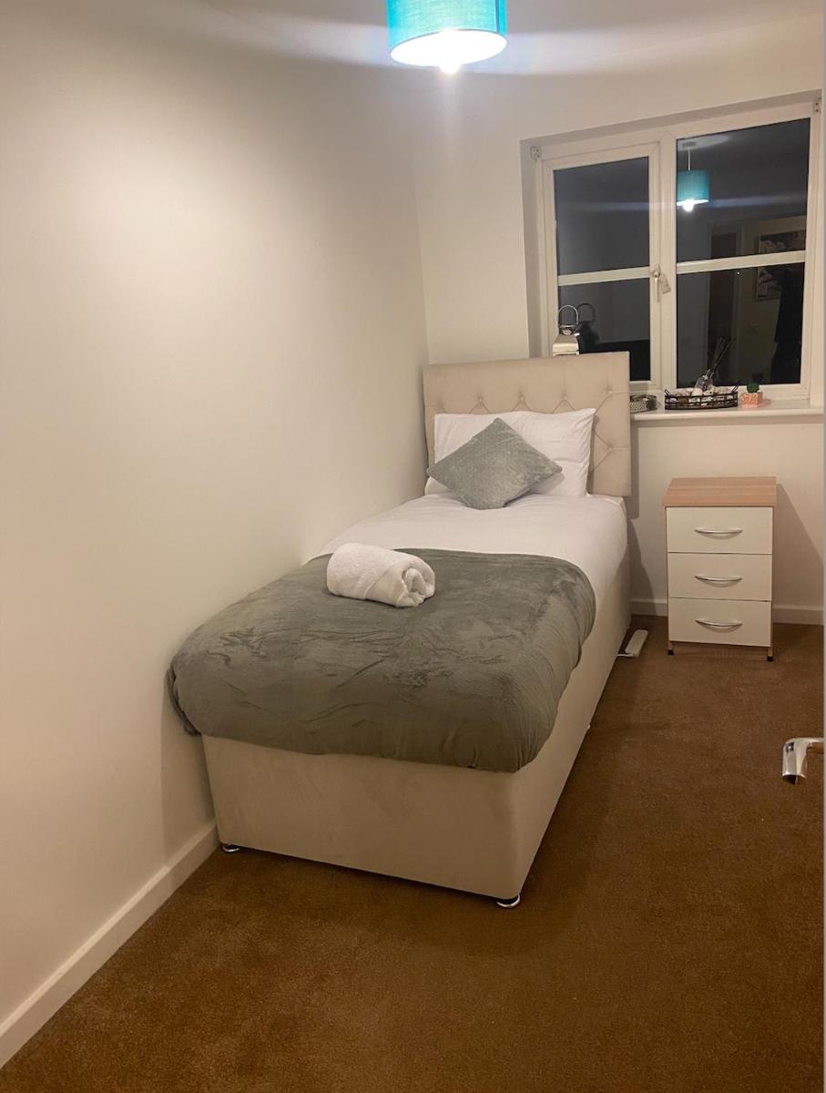 Lovely 2-Bed Serviced apartment with free parking - Housity