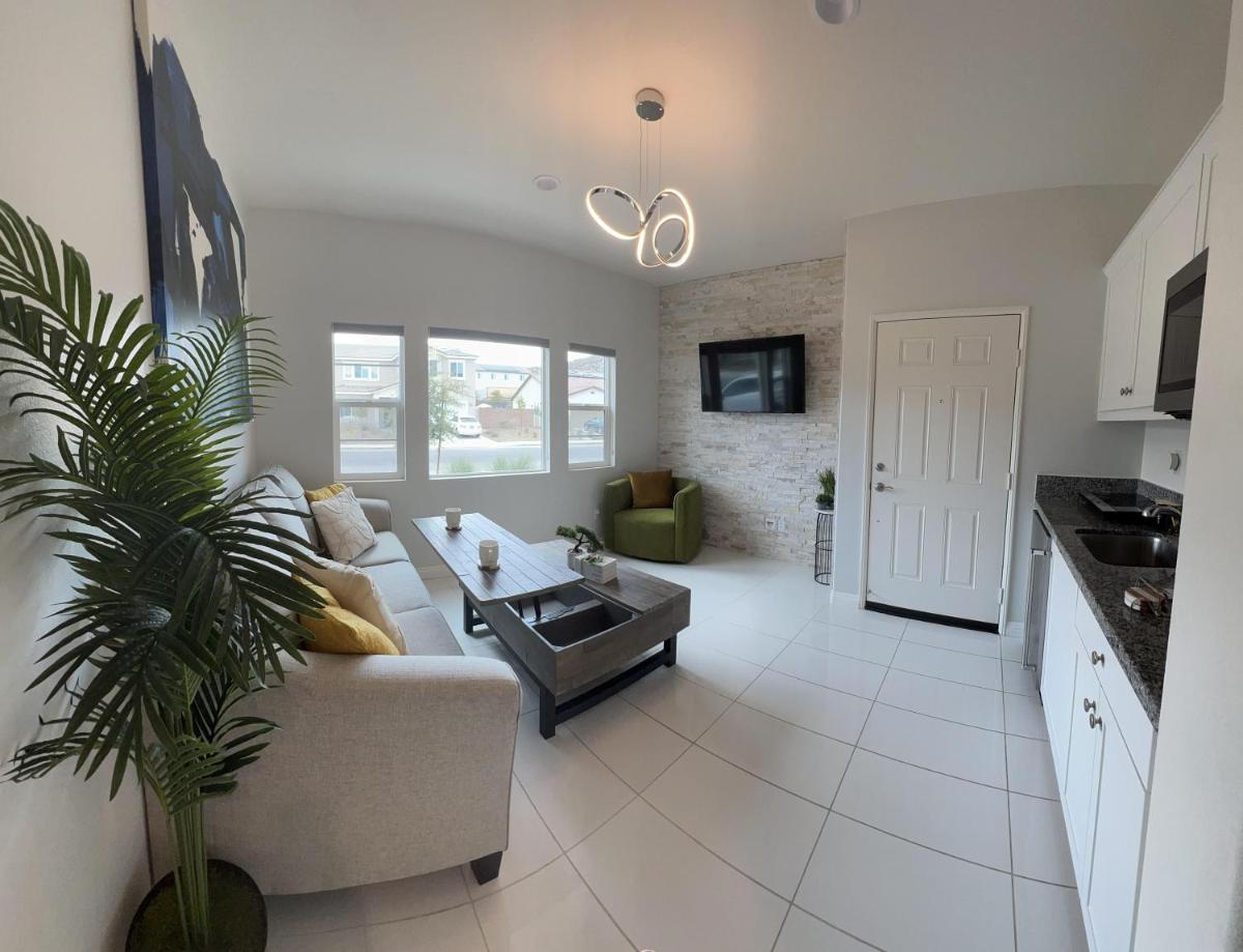 Brand New Modern Style Gen Suite - Housity