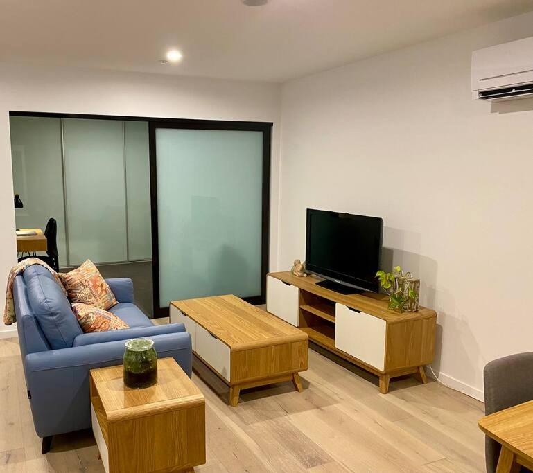 Suitetrails - Central Canberra City apartment with study and full amenities including parking