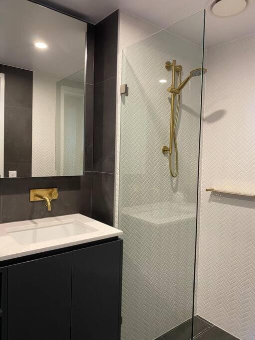Suitetrails - Central Canberra City apartment with study and full amenities including parking
