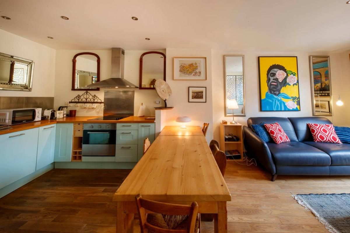 Spacious and bright flat close to the beach : heart of old Nice - Hizvo