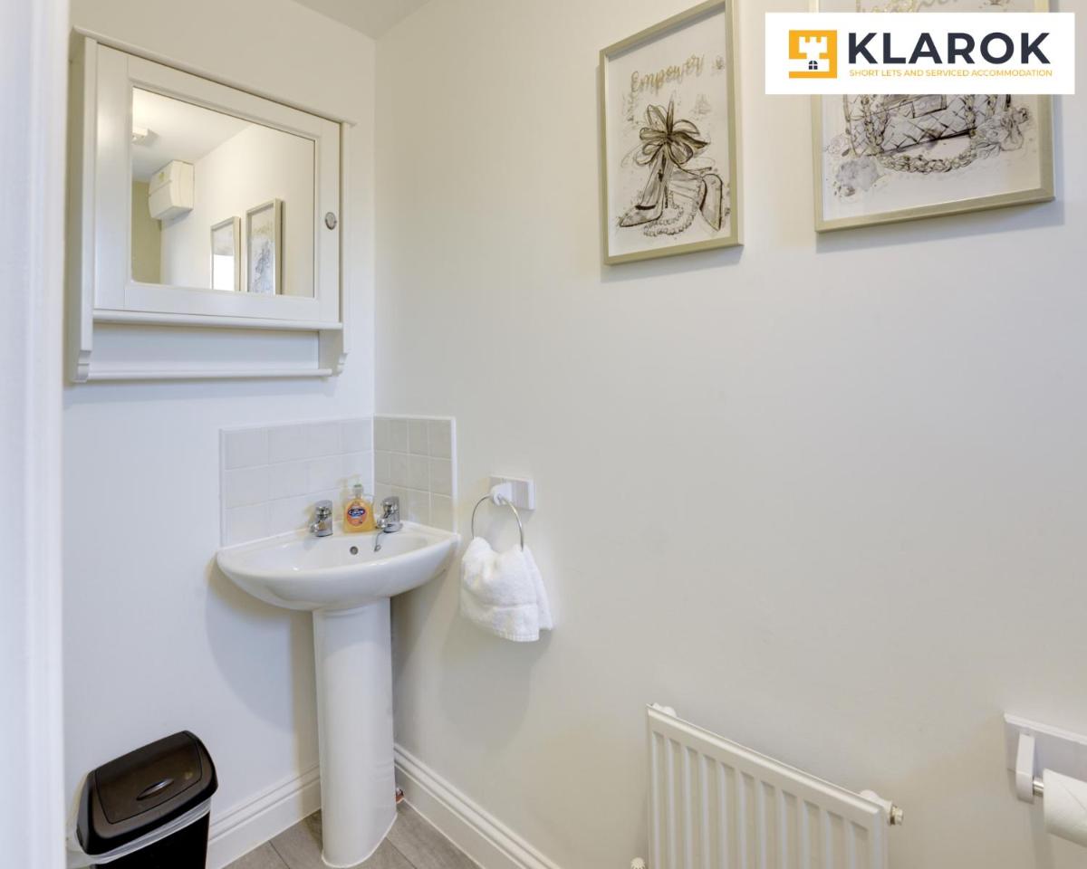 LARGE 4 Bedroom Semi-Detached House Sleeps 7 By Klarok Short Lets & Serviced Accommodation - Housity