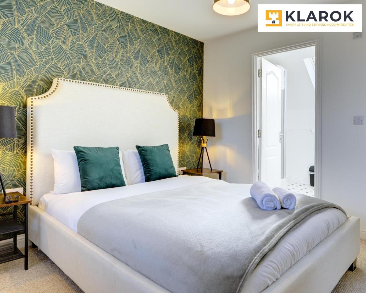 LARGE 4 Bedroom Semi-Detached House Sleeps 7 By Klarok Short Lets & Serviced Accommodation - Housity