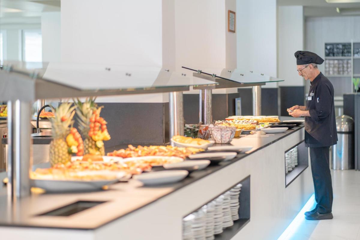 Comida en o cerca de este hotel