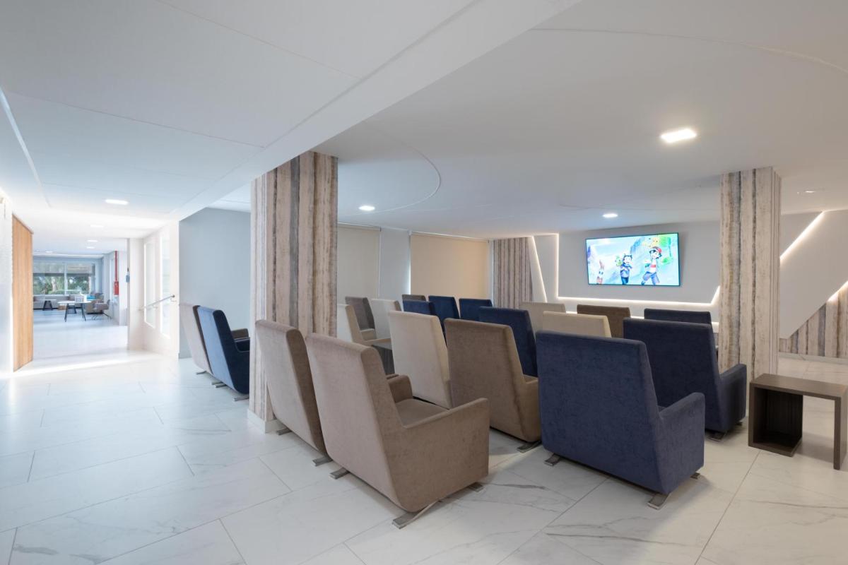Una televisión o centro de entretenimiento en Gran Hotel Las Fuentes
