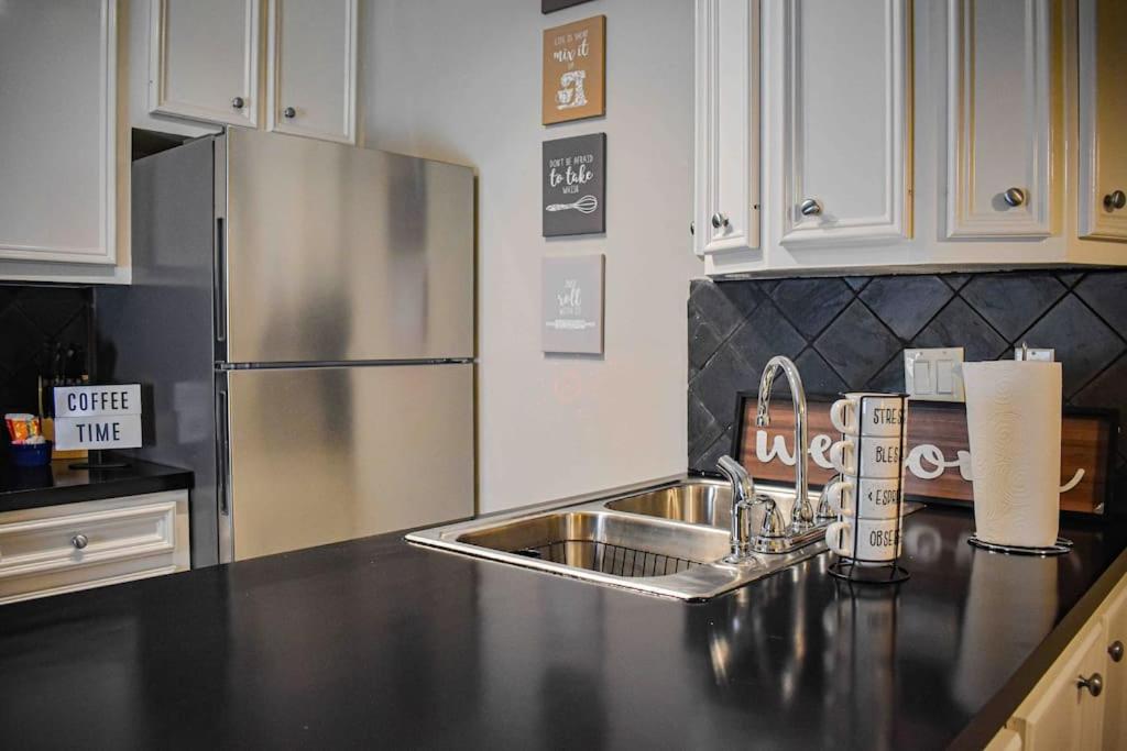 LOVELY 1 BR 2Bed. MONTROSE/HOUSTON GETAWAY - Housity