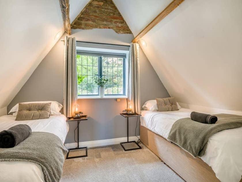 luxury 2 bed cosy cottage with hot tub and childrens play area hambrook Bristol - Housity