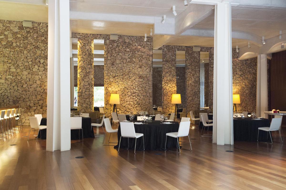 Un restaurante o sitio para comer en Hospes Maricel y Spa, Palma de Mallorca, a Member of Design Hotels