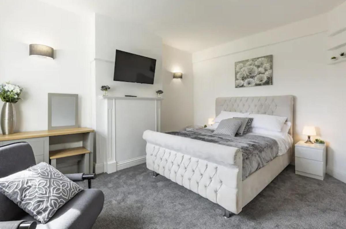 Luxury 3-Bed Apartment Near To London With Parking - Housity
