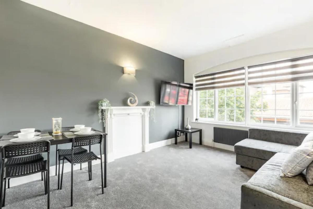 Luxury 3-Bed Apartment Near To London With Parking - Housity