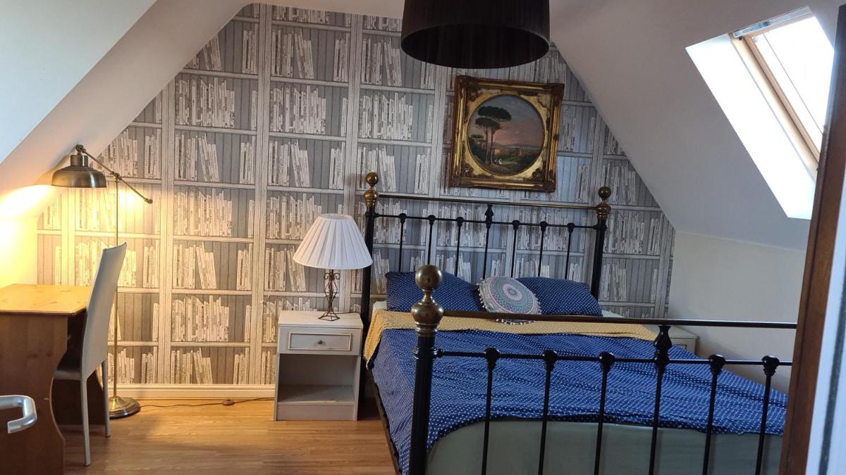 Brightly lit double room is available in a home - Housity