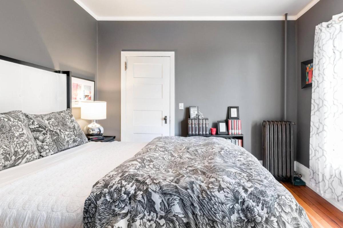 Stunning Three Bedroom Historic Home at Seattle Center - Housity