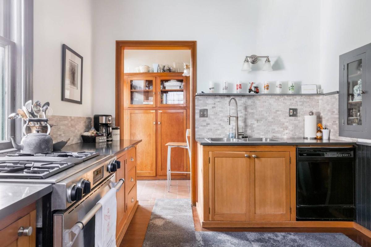 Stunning Three Bedroom Historic Home at Seattle Center - Housity