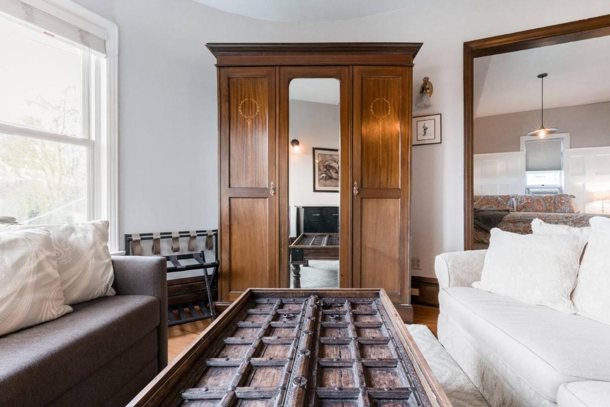 Stunning Three Bedroom Historic Home at Seattle Center - Housity