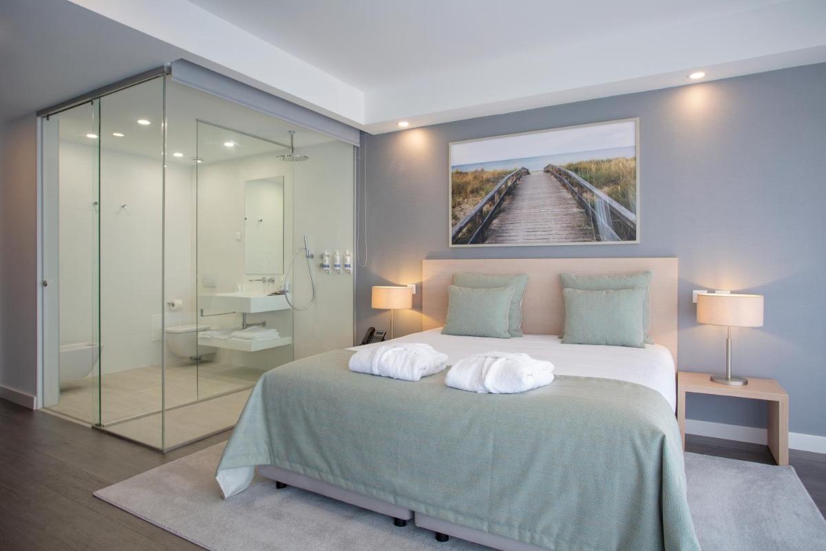 Uma cama ou camas num quarto em Longevity Health & Wellness Hotel - Adults Only