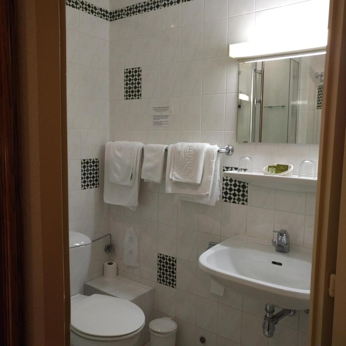 Salle de bains dans l'établissement Logis Hôtel Notre-Dame - restaurant ouvert midi et soir sauf dimanche soir