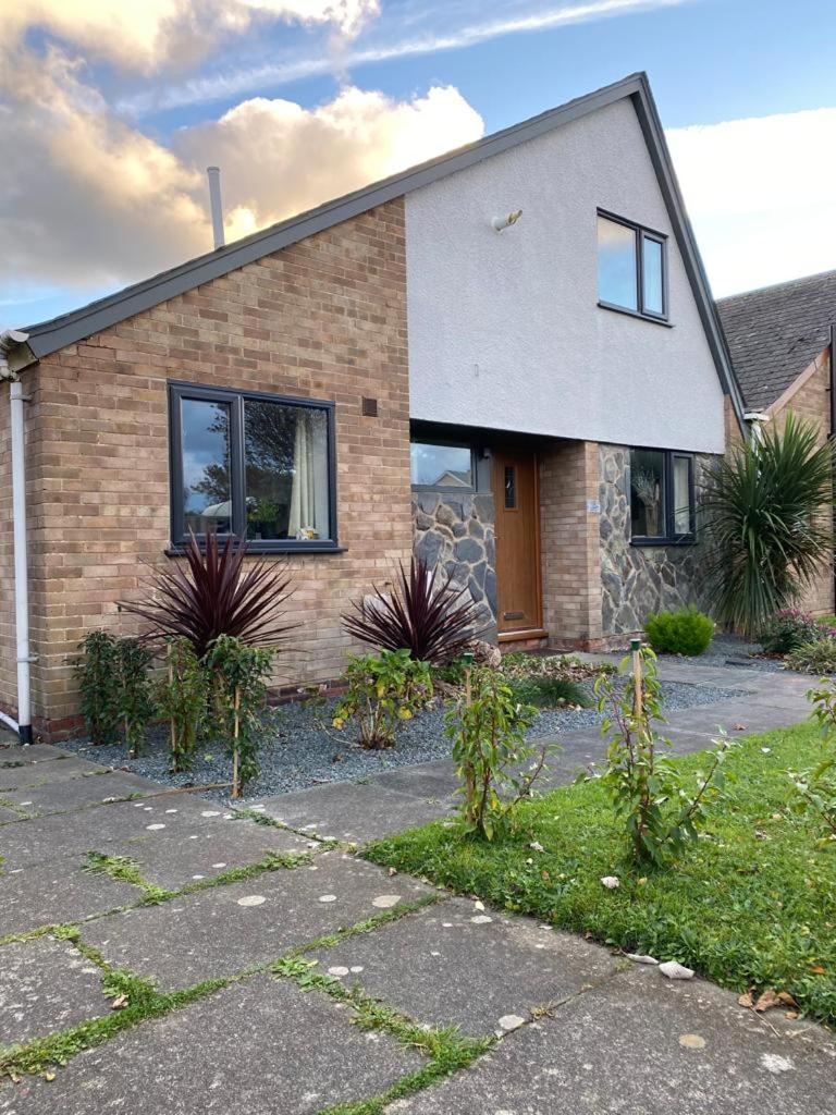 Holiday home, Tywyn, newly refurbished, great location - Housity