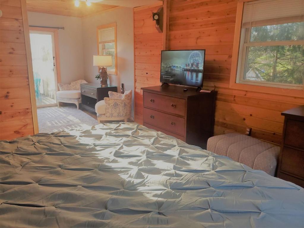 NEW Listing: LAKEFRONT Home w/ Dock, Theater Room, Firepit. Near Mystic, Casinos - Housity