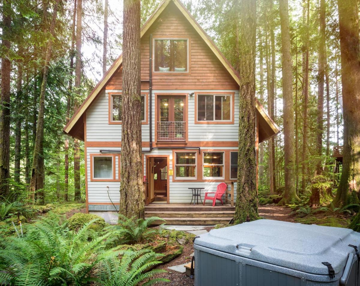 Treetop Hideaway, Sleeps 2 - Housity