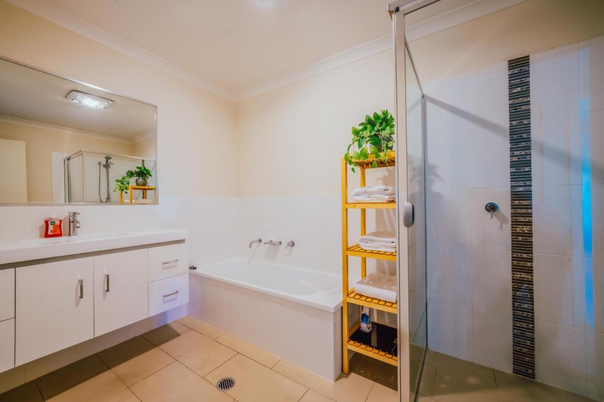 Cheerful 3-bedroom home with free parking - Housity