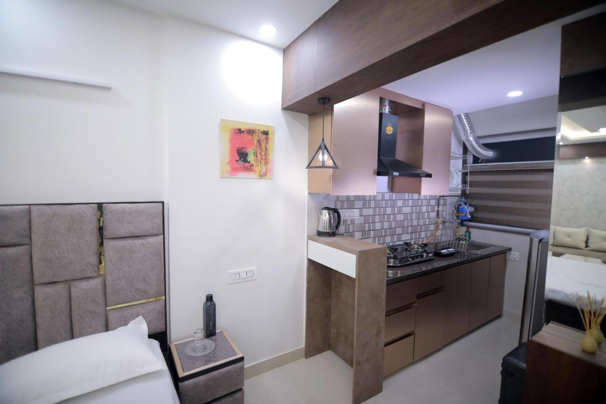 Suitetrails - Elegant Studio Apartment in Central Delhi