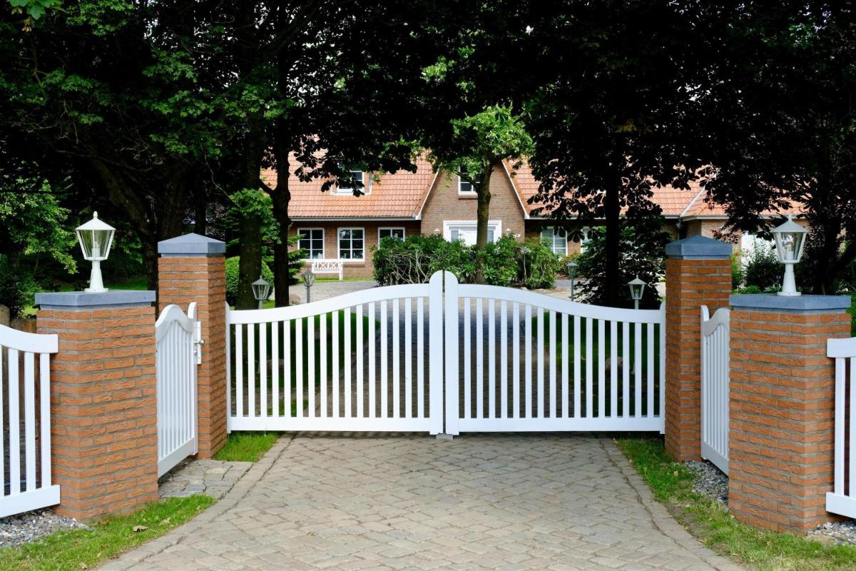 Frau Engels - Housity