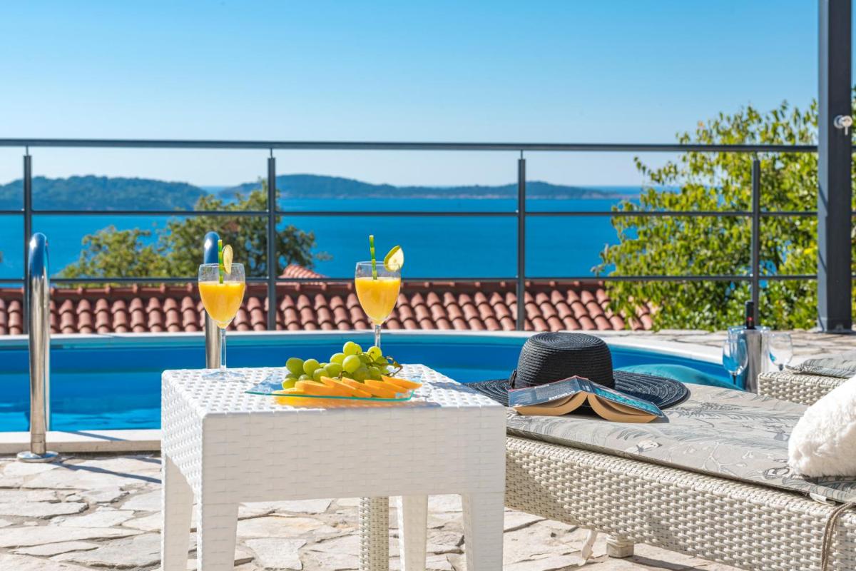 Charming Villa Svagusa with Sea View - Housity